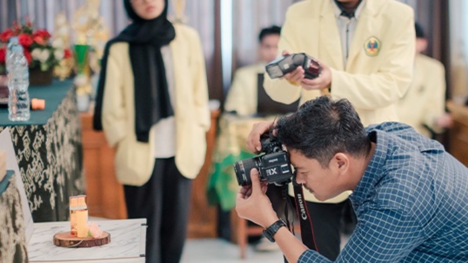 IMPLEMENTASI MATA KULIAH FOTOGRAFI SEKALIGUS PENGENALAN PRODI DKV UNIKU MELALUI WORKSHOP DI SMA DAN SMK