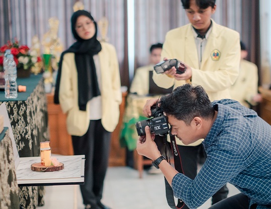 Read more about the article IMPLEMENTASI MATA KULIAH FOTOGRAFI SEKALIGUS PENGENALAN PRODI DKV UNIKU MELALUI WORKSHOP DI SMA DAN SMK