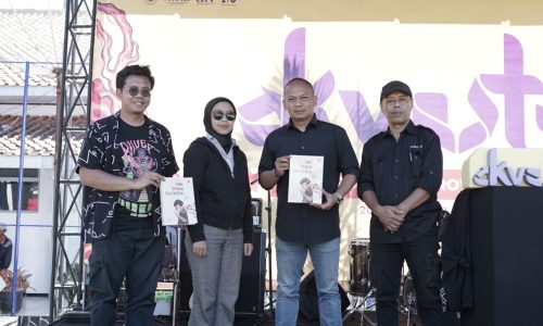 DOSEN DKV UNIKU LUNCURKAN BUKU “SENI, DESAIN, DAN MEDIA DALAM PERSPEKTIF KOMUNIKASI VISUAL” PADA ACARA DKVEST VOL.4